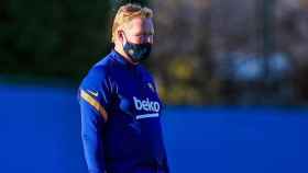 Ronald Koeman en una sesión de entrenamiento del Barça FCB