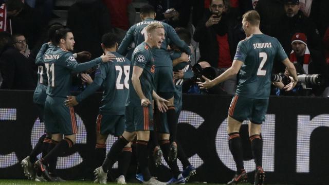 Sergiño Dest junto a sus compañeros del Ajax / Redes