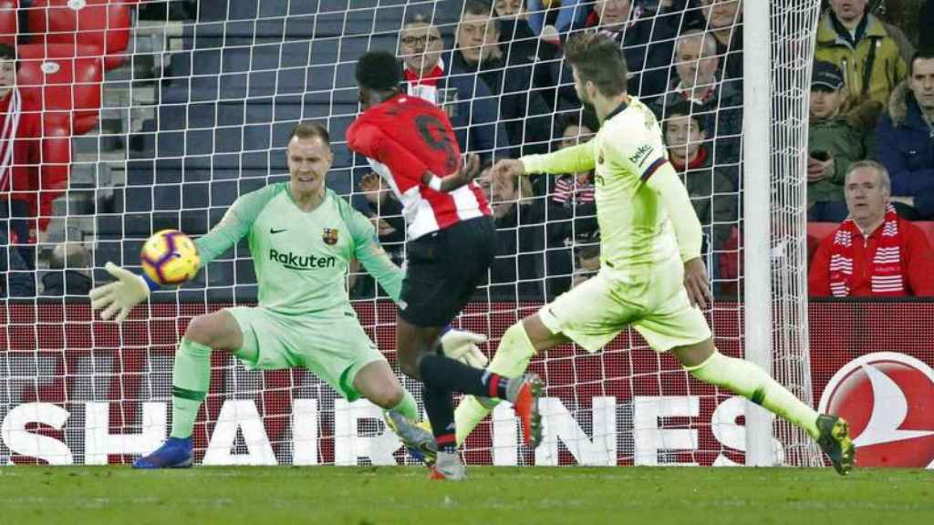 Gerard Piqué y Ter Stegen ante Iñaki Williams en el último Athletic-Barça / EFE