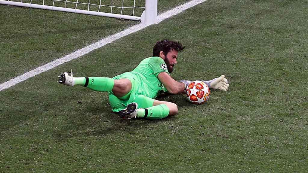 Una foto de Alisson Becker durante la final de la Champions League ante el Totenham / EFE