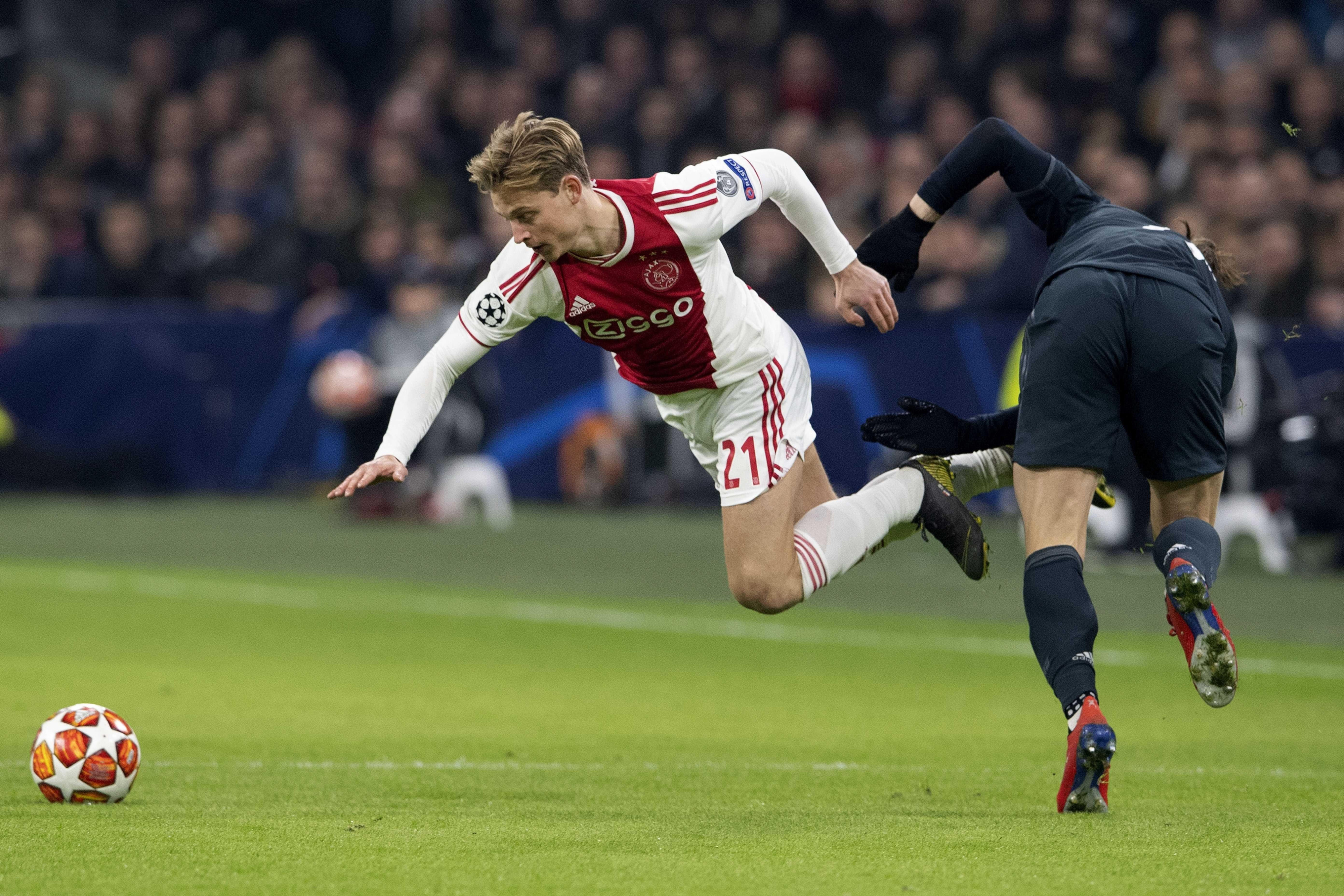 De Jong en una acción contra el Real Madrid en Champions League / EFE