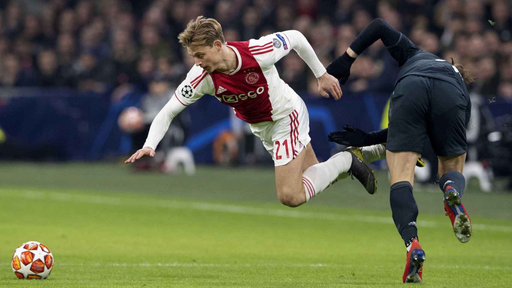 De Jong en una acción contra el Real Madrid en Champions League / EFE