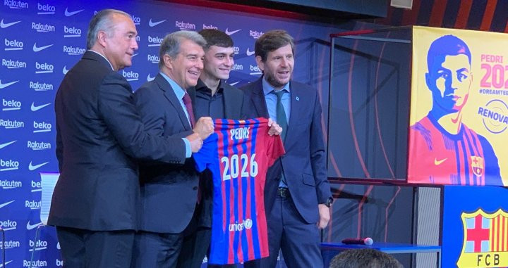 Pedri, con Laporta, Rafa Yuste y Mateu Alemany, escenifica su renovación hasta 2026 / CULEMANIA