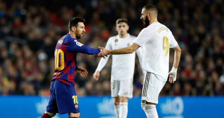 Leo Messi y Karim Benzema en una acción del clásico / EFE