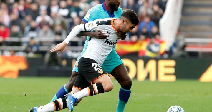 Umtiti en una situación de juego contra el Valencia / EFE