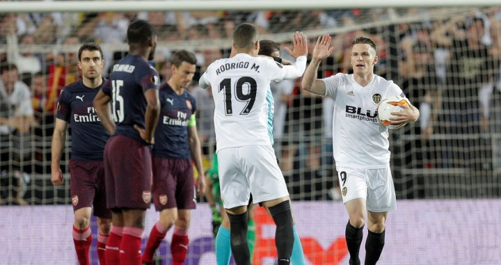 Gameiro siendo felicitado por Rodrigo en el partido de vuelta / EFE