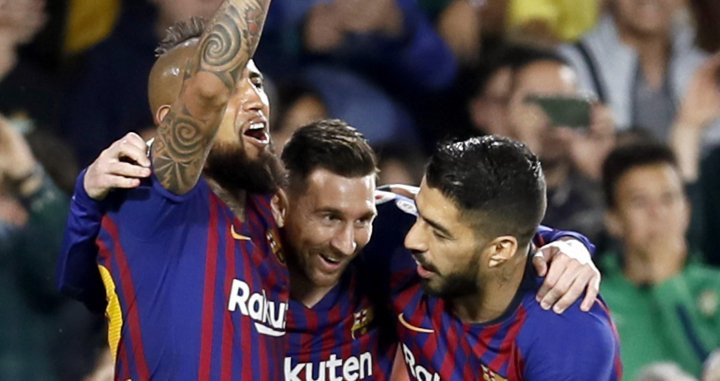 Arturo Vidal, Messi y Luis Suárez celebran el primer gol del argentino contra el Betis EFE