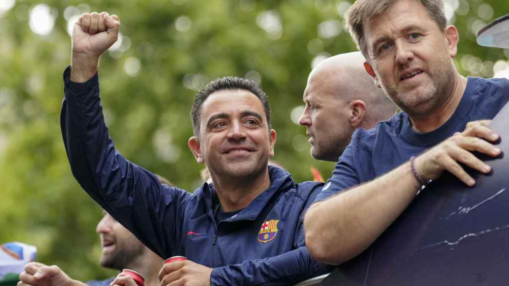 Xavi Hernández, saludando a la afición del Barça durante la rúa de celebración / EFE