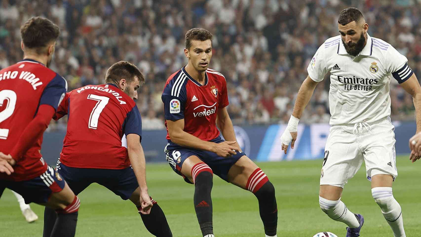 Benzema, del Real Madrid, trata de chutar el balón ante la sólida defensa del Osasuna / EFE