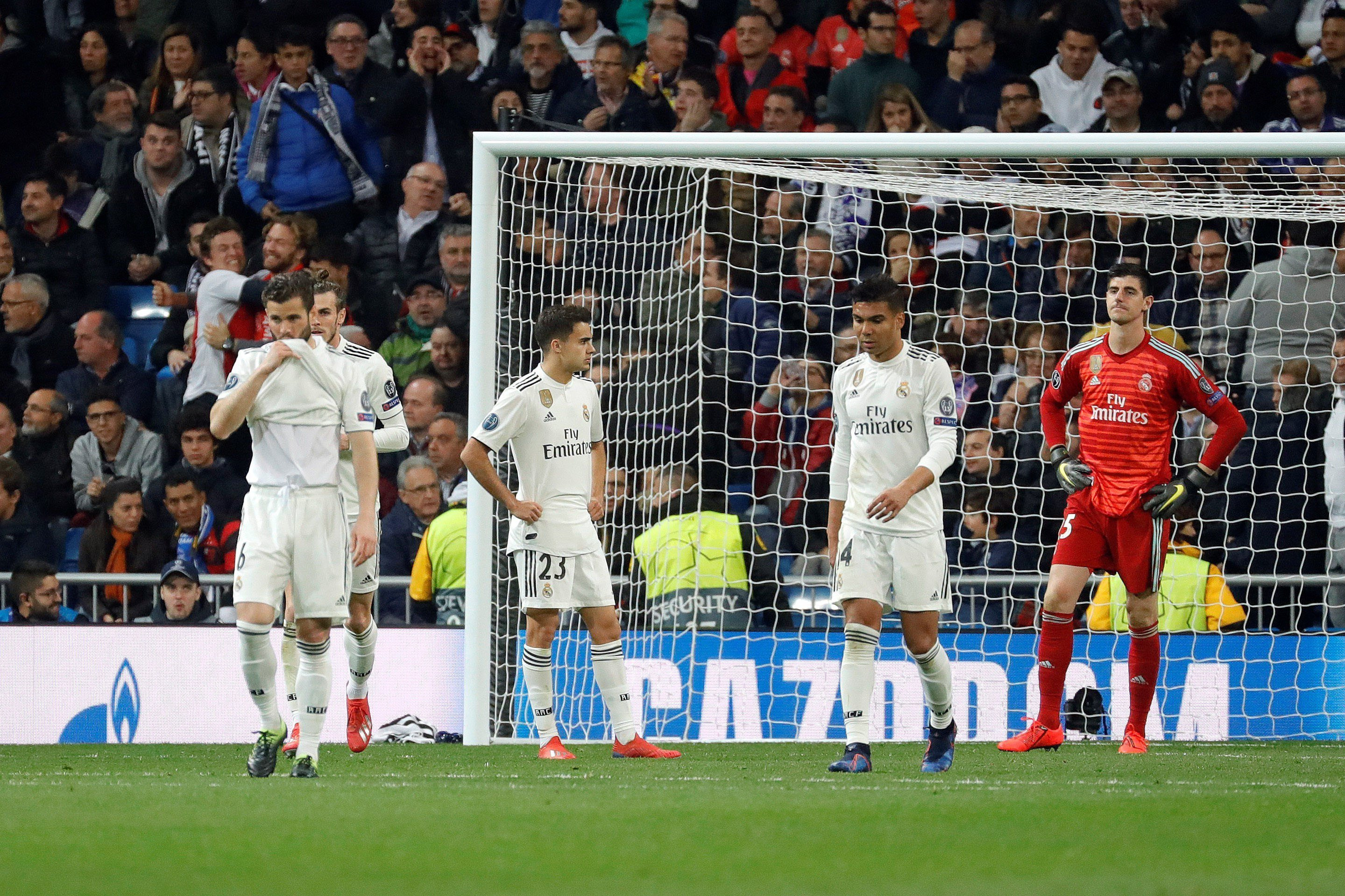 Los jugadores del Real Madrid lamentan la eliminación en Champions League / EFE