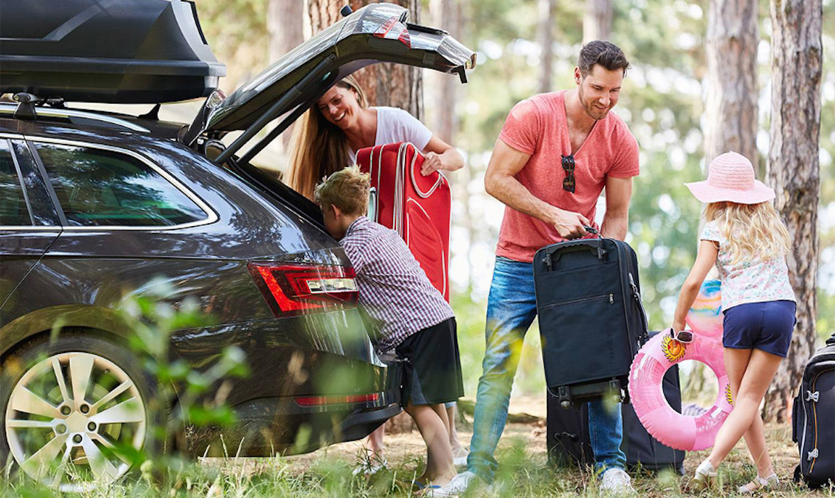 Una familia carga el coche en vacaciones: el renting emerge como una gran alternativa en tiempos de crisis / BANCO SANTANDER