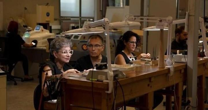 Alumnas de la Escuela Manolo Blahnik de La Palma junto a uno de los mentores / TOUS