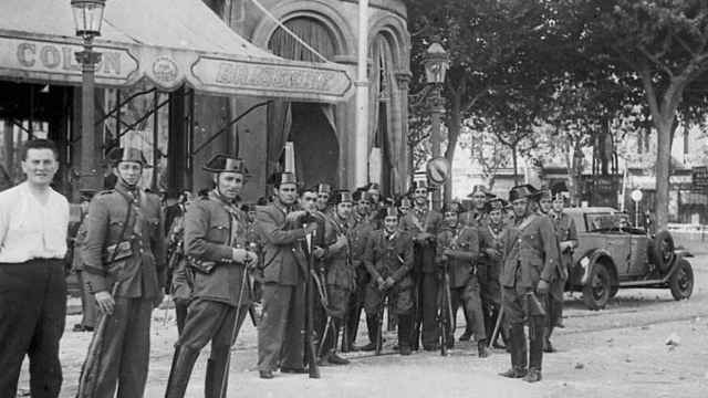 Guardias civiles fieles a la República (Agustí Centelles) / Flickr