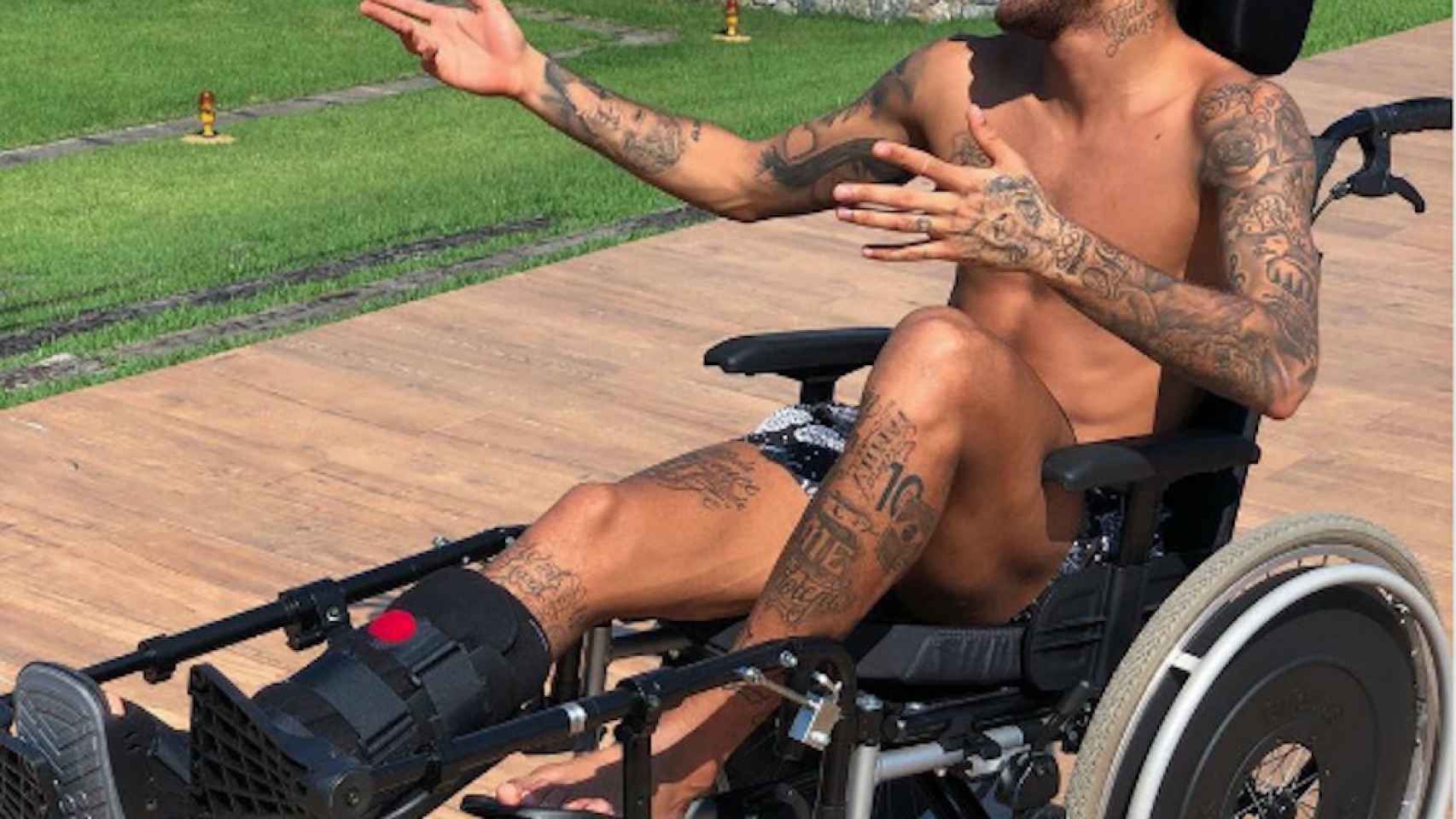 Una foto de Neymar intentando homenajear a Stephen Hawking