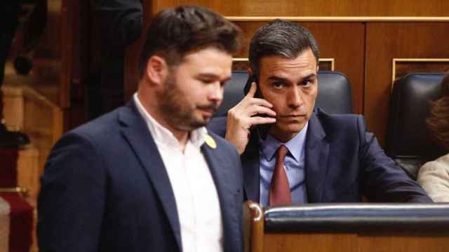 El diputado de ERC, Gabriel Rufián, pasa frente a Pedro Sánchez en el Congreso de los Diputados / EP