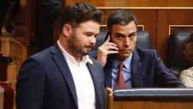 El diputado de ERC, Gabriel Rufián, pasa frente a Pedro Sánchez en el Congreso de los Diputados / EP