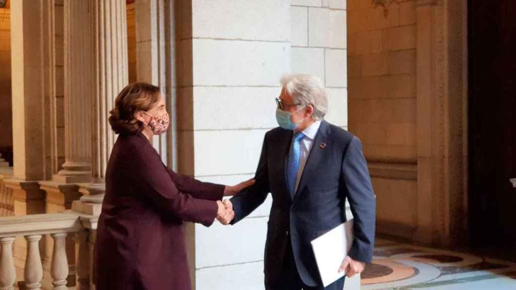 Ada Colau (i), alcaldesa de Barcelona, con Josep Sánchez Llibre, presidente de Foment del Treball / FT