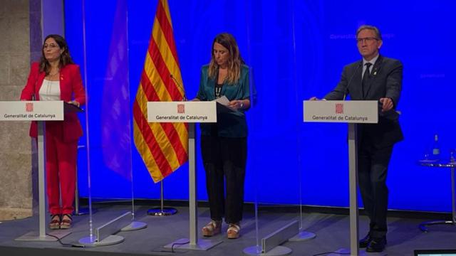 La consejera de Presidencia, Laura Vilagrà (i), la portavoz del Govern, Patrícia Plaja (d) y el consejero de Economía, Jaume Giró (d) / GENCAT