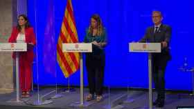 La consejera de Presidencia, Laura Vilagrà (i), la portavoz del Govern, Patrícia Plaja (d) y el consejero de Economía, Jaume Giró (d) / GENCAT