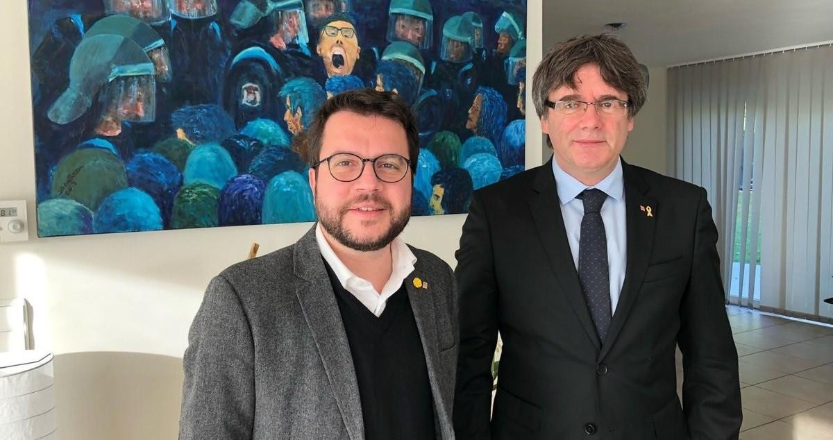 Pere Aragonès (i), que acaba de lanzar un órdago a JxCat, con Carles Puigdemont (d) en una imagen de 2018 / EP