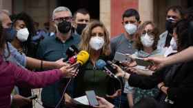 La diputada de la CUP Laia Estrada ofrece declaraciones a los medios tras salir del Parlament de Catalunya. / EUROPA PRESS