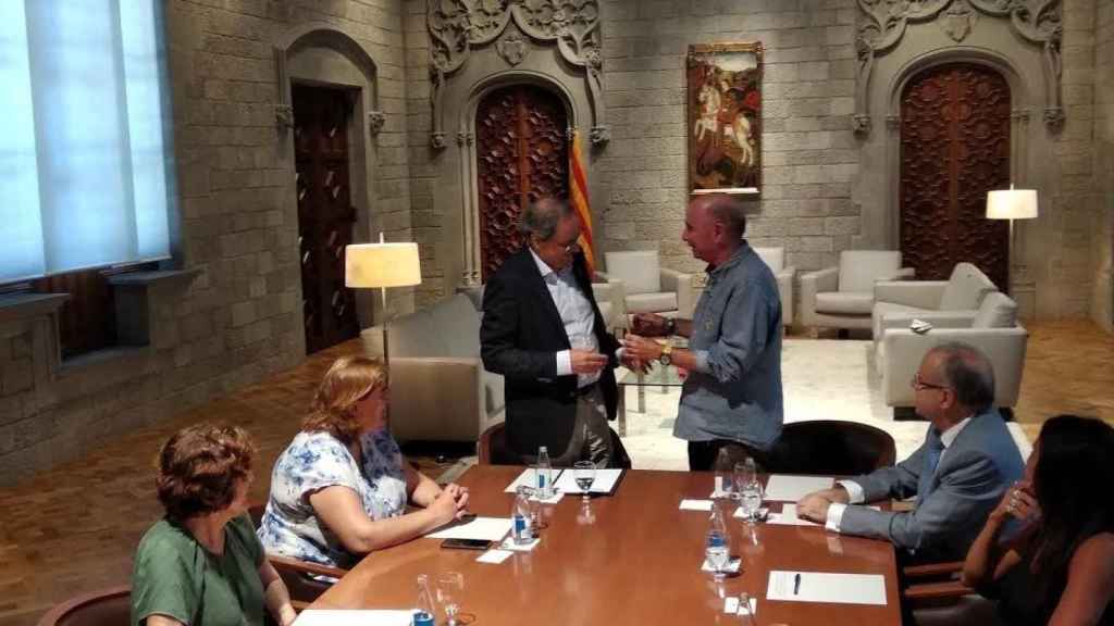 Lluís Llach entrega a Quim Torra un documento del Consell Assessor per a l'impuls d'un Fòrum Cívic i Social pel Debat Constituent / EUROPA PRESS