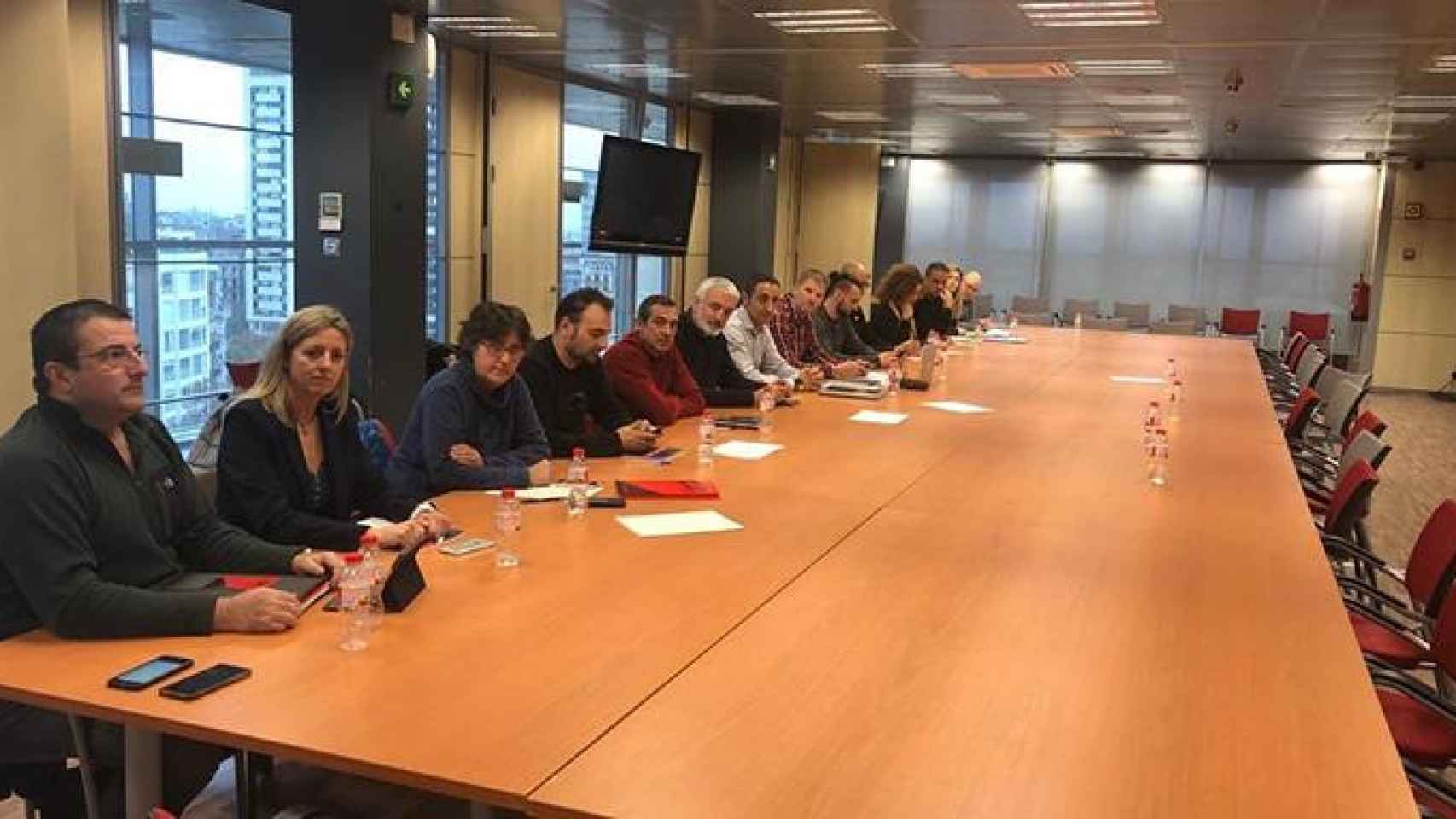 Encierrro de los sindicatos de Mossos después de que los representantes de la Consejería de Interior se hayan levantado de la mesa de negociación / TWITTER