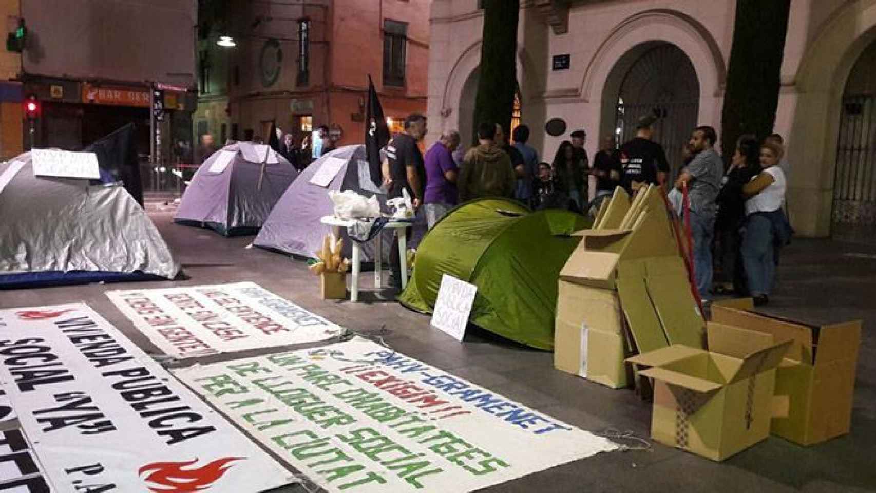 Acampada ante el Ayuntamiento de Badalona para reclamar vivienda digna / PAC