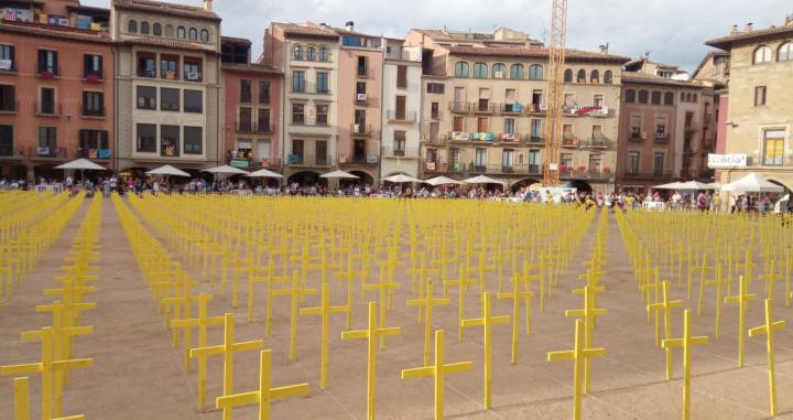 El 'cementerio' de cruces amarillas en la plaza mayor de Vic / CG