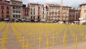 El 'cementerio' de cruces amarillas en la plaza mayor de Vic / CG