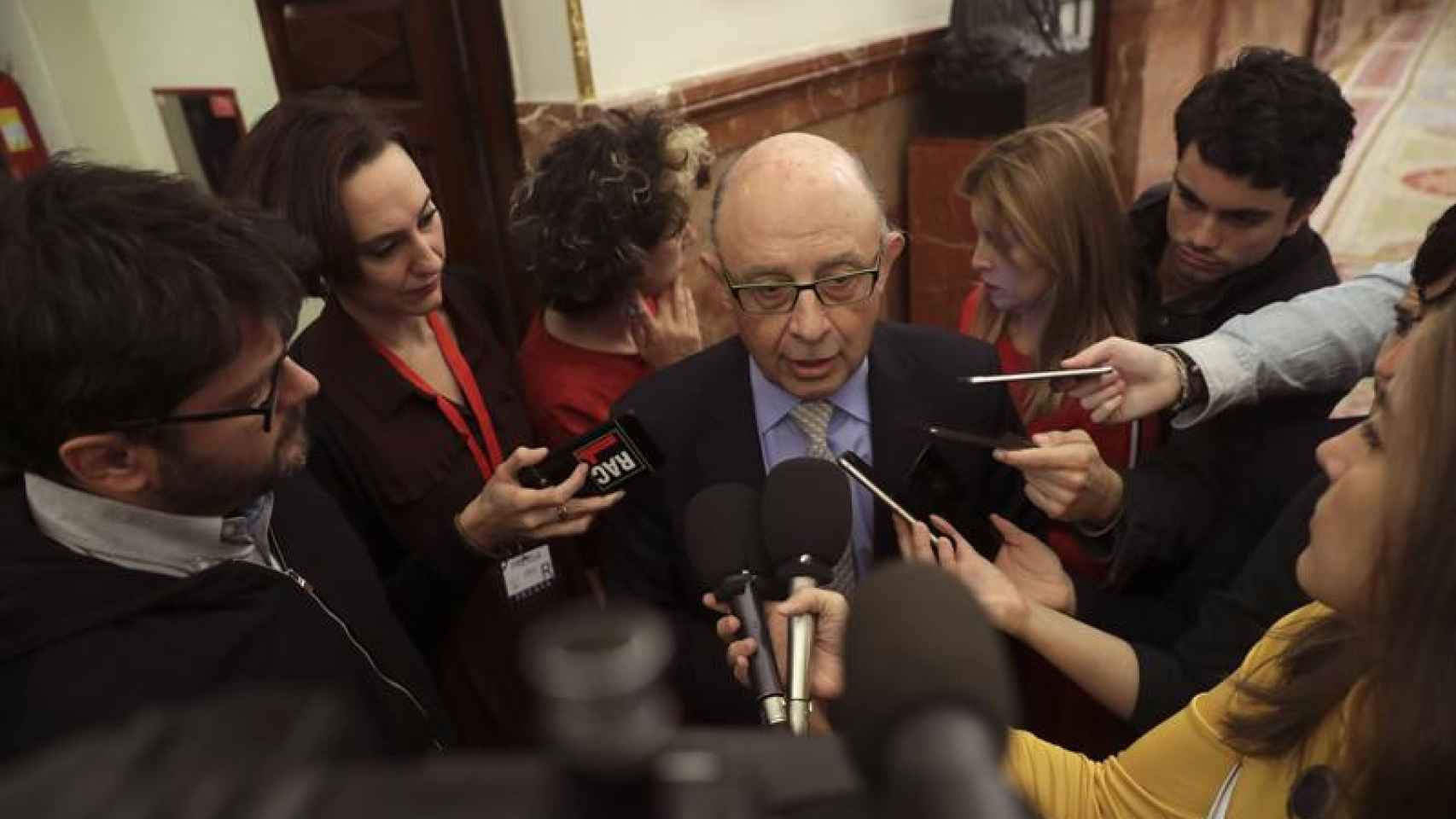 El ministro de Hacienda, Cristóbal Montoro, tras la sesión de control que ha tenido a Cataluña como principal asunto / EFE