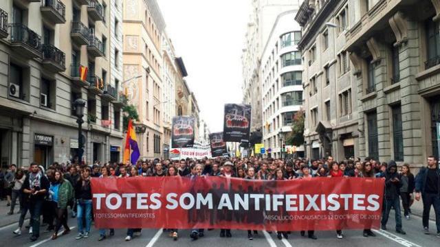 Imagen de la manifestación bajo el lema Todos somos antifascistas a su paso por la Via Laietana de Barcelona. Arran denuncia una agresión policial a un simpatizante / CG