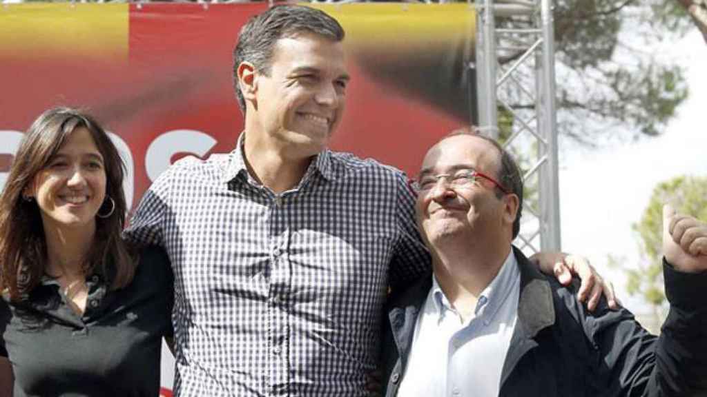 Pedro Sánchez (c) junto al secretario general del PSC, Miquel Iceta (d), y la alcaldesa de Santa Coloma, Núria Parlon (i) / EFE