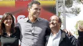 Pedro Sánchez (c) junto al secretario general del PSC, Miquel Iceta (d), y la alcaldesa de Santa Coloma, Núria Parlon (i) / EFE