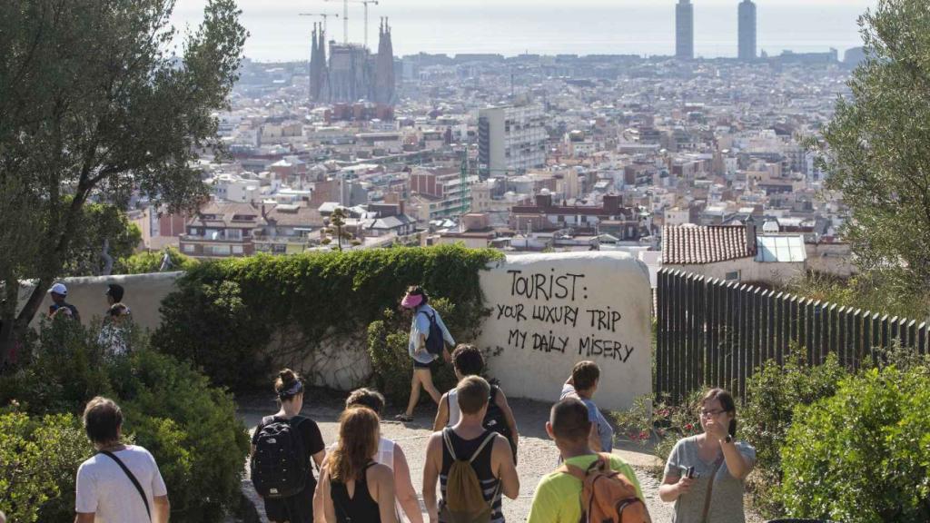 Una pintada en contra del turismo en el Parque Guell / EFE