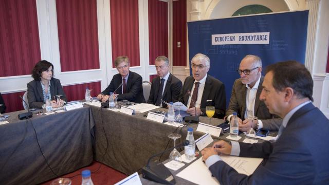 Wilhelm Hofmeister, en el centro de la imagen, junto a Íñigo Urkullu, en la inauguración de la European Roundtable 2016 que organiza la Fundación Konrad Adenauer