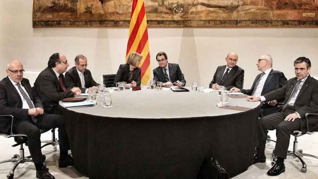 Jordi Baiget, Jaume Amat, Martín Rodríguez Sol, Núria de Gispert, Artur Mas, Miguel Ángel Gimeno, Rafael Ribó y Daniel de Alfonso (el primero por la derecha) en una cumbre anticorrupción celebrada 2013.