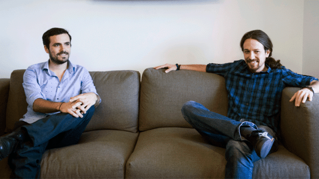 El pacto entre Alberto Garzón (IU, i) y Pablo Iglesias (Podemos, d) acercaría a la izquierda a La Moncloa.