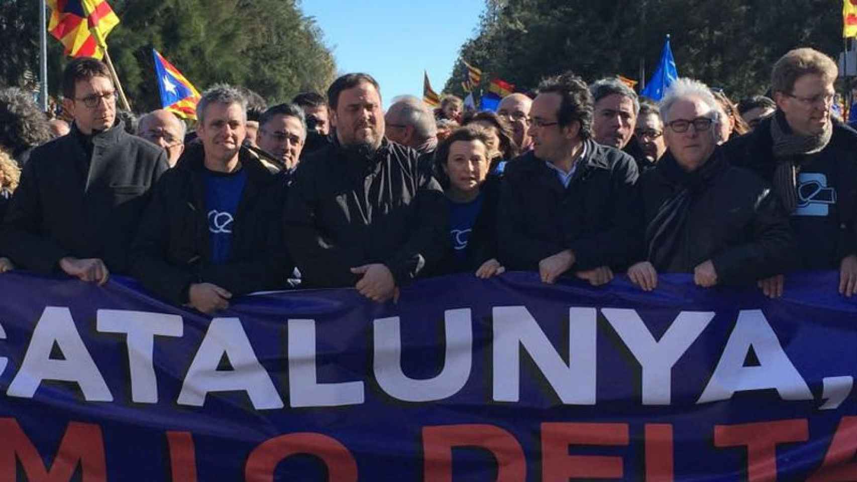 Cabecera de la manifestación de Amposta contra el Plan Hidrológico. En el centro, el líder de ERC, Oriol Junqueras; la presidenta del Parlament, Carme Forcadell, y el consejero de Territorio y sostenibilidad, Josep Rull.