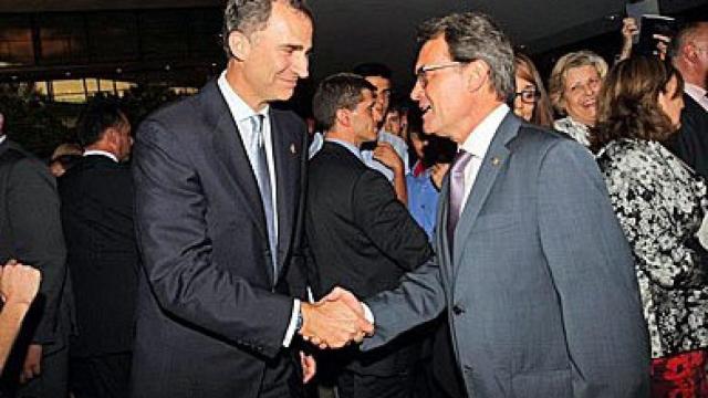 El Rey Felipe VI y el presidente de la Generalidad, Artur Mas, se saludan este jueves en Gerona