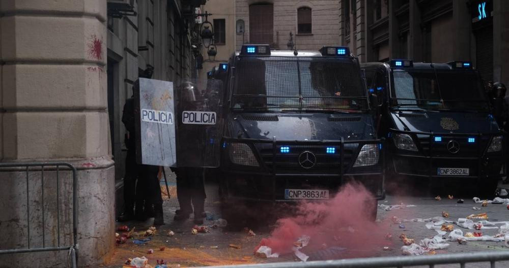 Manifestantes independentistas atacan la Jefatura de la Policía Nacional de Via Laietana en Barcelona durante la Diada 2021 / PABLO MIRANZO