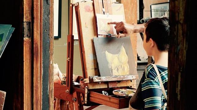 Un profesor de pintura da instrucciones a un alumno / PIXABAY