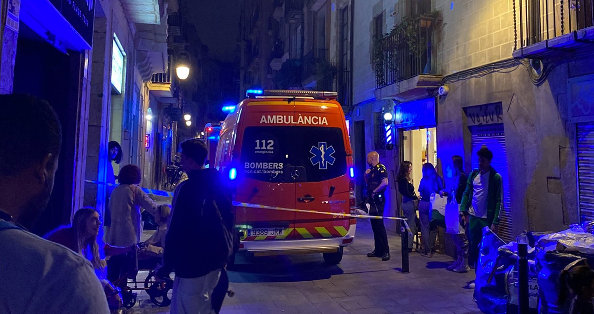Una ambulancia en la zona del piso incendiado / SARA CID - CG