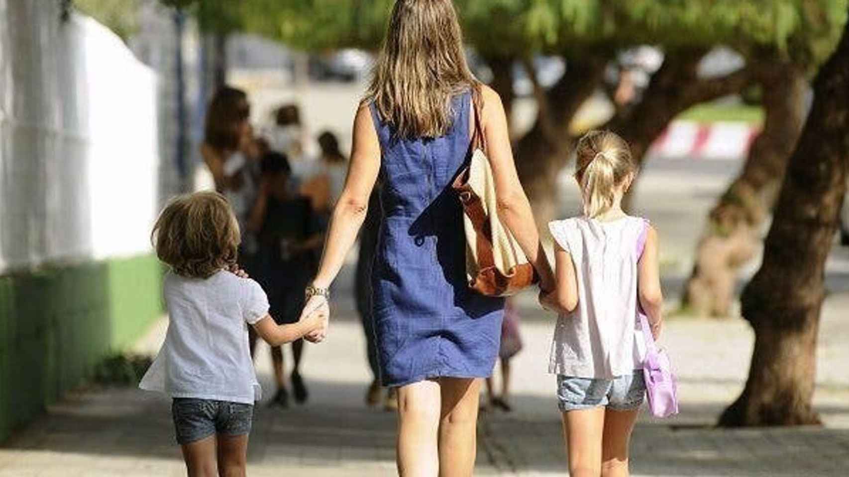 Una madre joven y trabajadora con sus hijos, ejemplo de la doble carga que sufren muchas mujeres / EFE