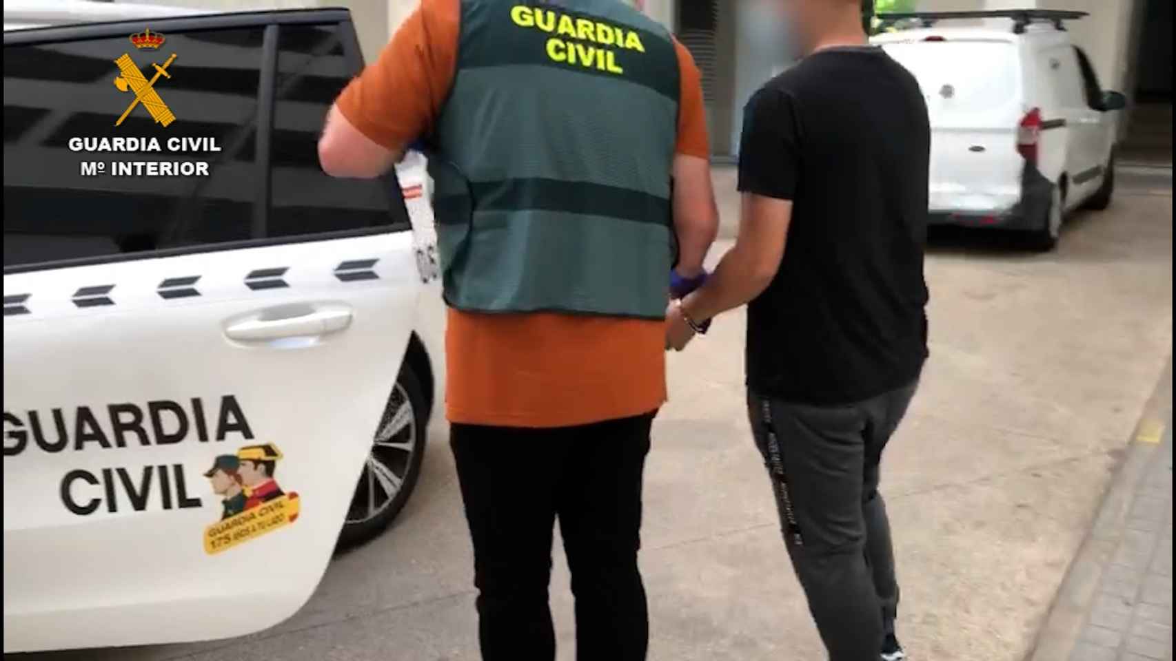 Momento en que un agente de la Guardia Civil detiene a uno de las 22 personas acusados de estafas en toda España por el método 'phishing' / GUARDIA CIVIL