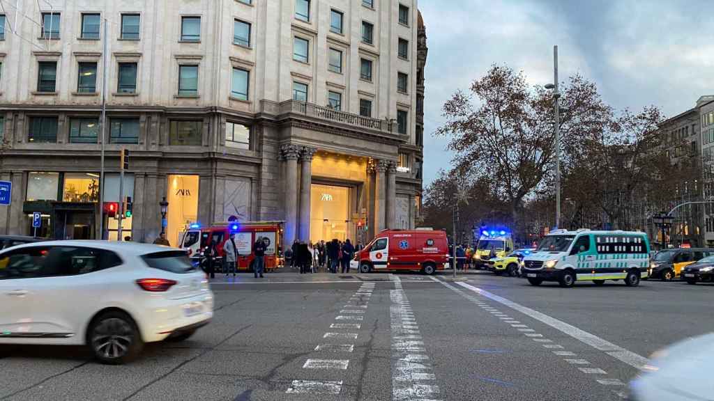 Despliegue policial y sanitario a las puertas del Zara de paseo de Gràcia, donde un bebé de ocho meses se clavó una percha este miércoles / CG