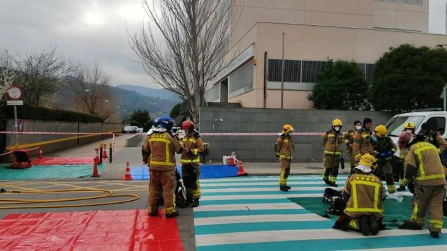 Imagen de varios efectivos de los Bombers de la Generalitat trabajando en el posible escape en Martorell (Barcelona) / BOMBERS