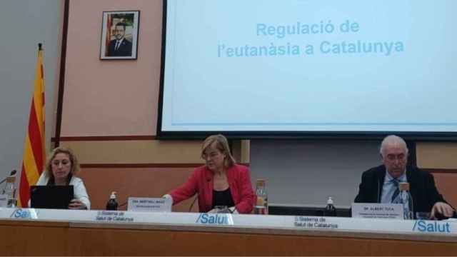 La directora general de Ordenación y Regulación Sanitaria, Azucena Carranzo; la secretaria general de Salud, Meritxell Masó; y el presidente de la Comisión de Garantía y Evaluación de Cataluña, Albert Tuca; en rueda de prensa sobre la ley de eutanasia / G