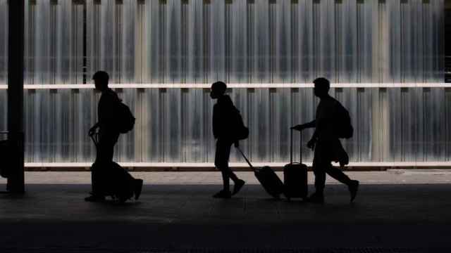 Varios pasajeros en el aeropuerto de El Prat / EUROPA PRESS