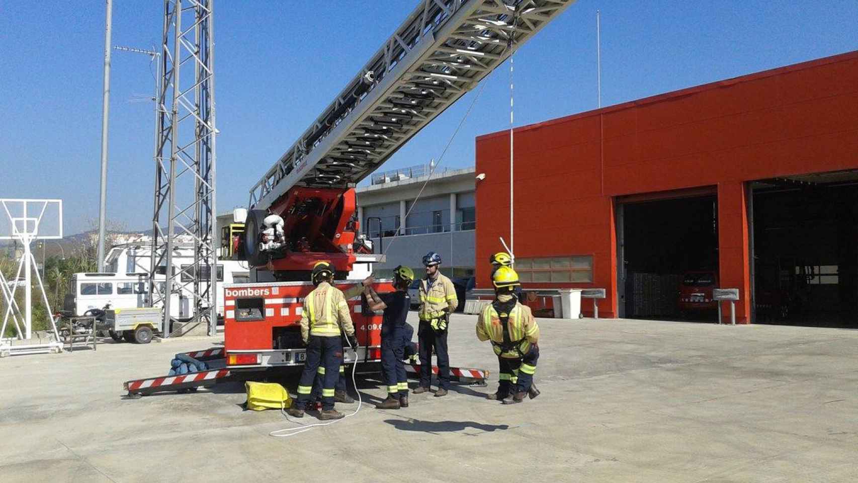 Integrantes de los bomberos de Mataró en una imagen de archivo / BOMBERS